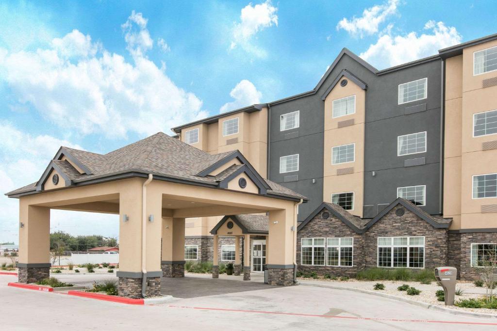 Microtel Inn and Suites by Wyndham Lubbock Main image 1